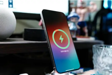 衡水苹果15换屏服务分享用什么充电器给iPhone15充电更好 